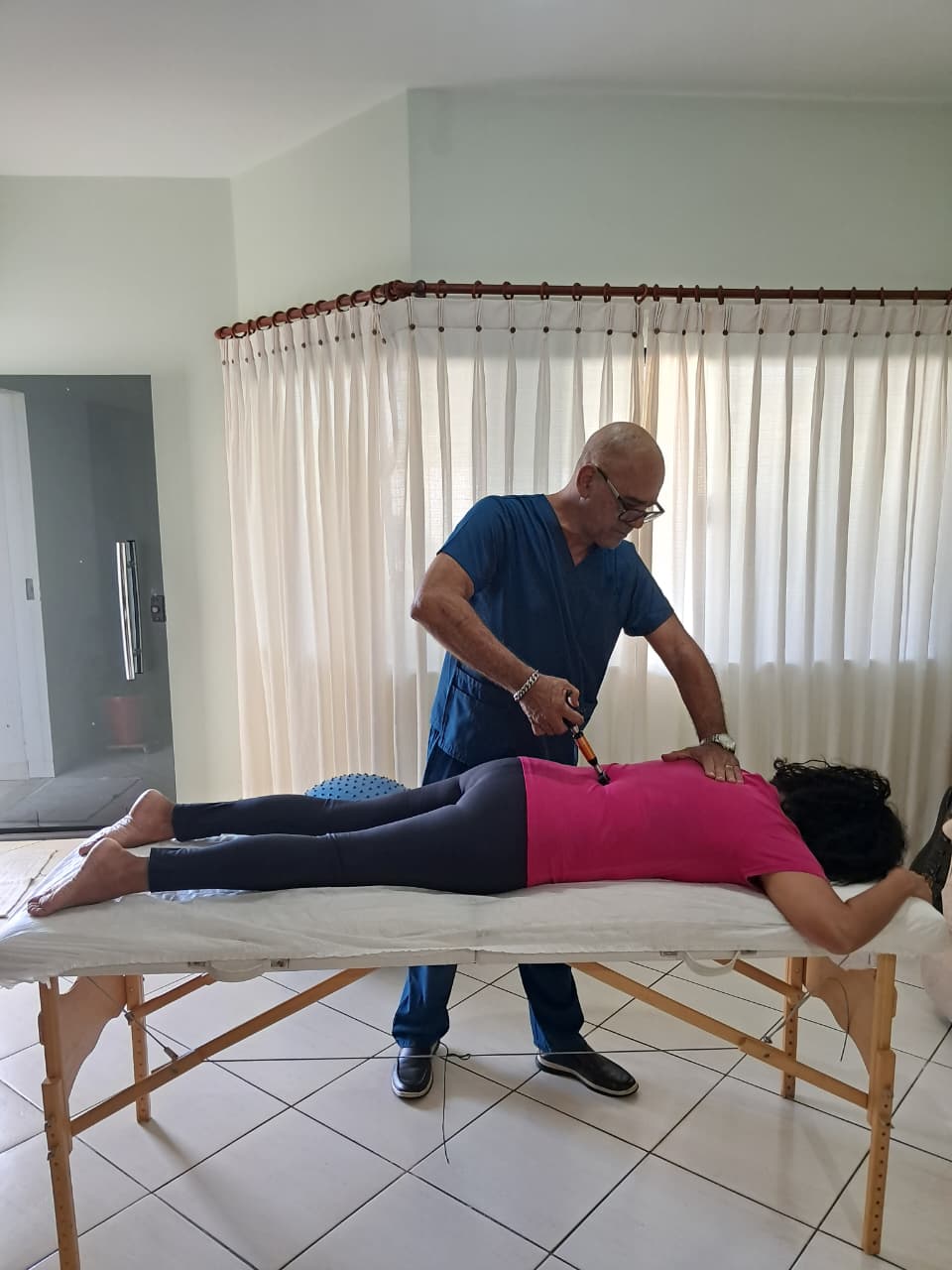 Everson durante atendimento domiciliar